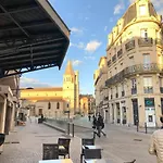 Place De La Mairie, Art Apartment *