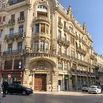 Place De La Mairie, Art Apartment *