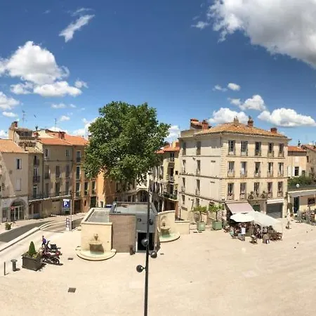 Place De La Mairie, Art