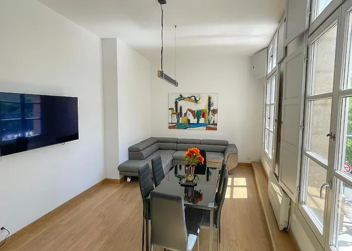 Place De La Mairie, Art Apartment