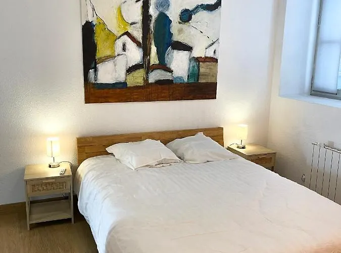 Apartment Place De La Mairie, Art *