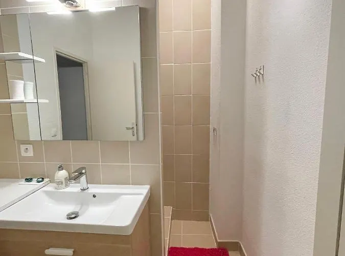 Place De La Mairie, Art Apartment
