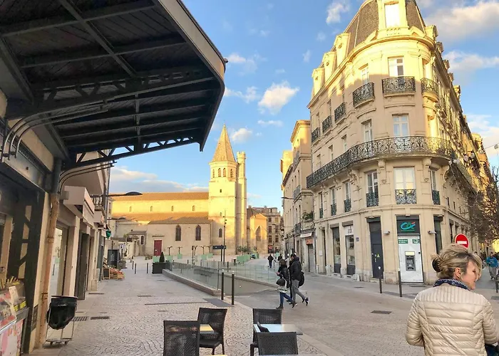 Place De La Mairie, Art Apartment *
