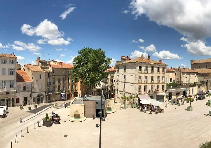 Place De La Mairie, Art