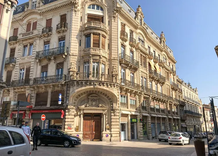 Place De La Mairie, Art Apartment *