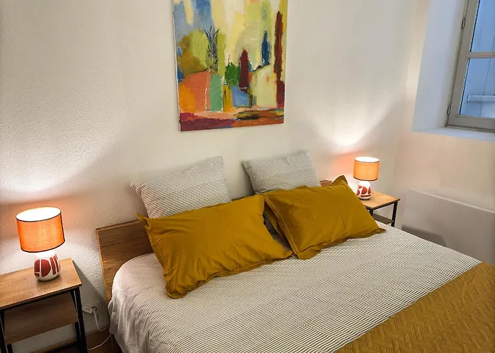Place De La Mairie, Art Apartment