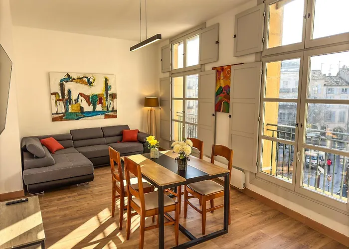 Place De La Mairie, Art Apartment *