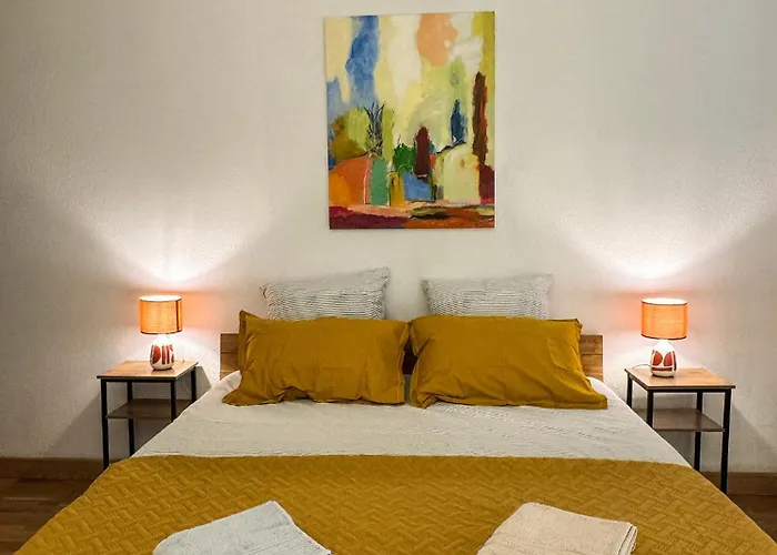 Apartment Place De La Mairie, Art *