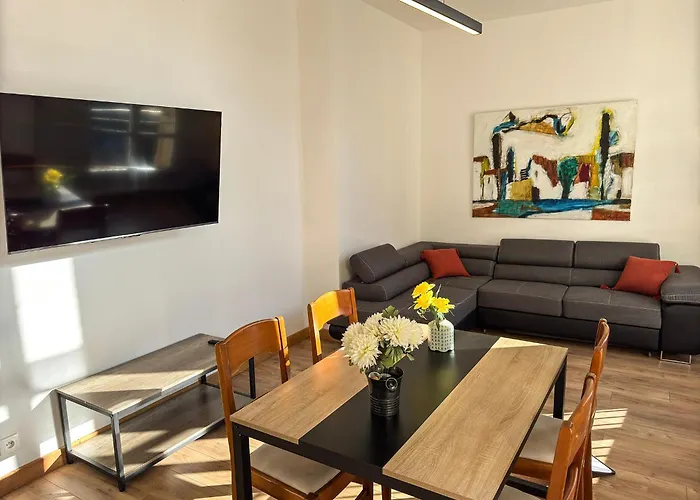 Place De La Mairie, Art Apartment